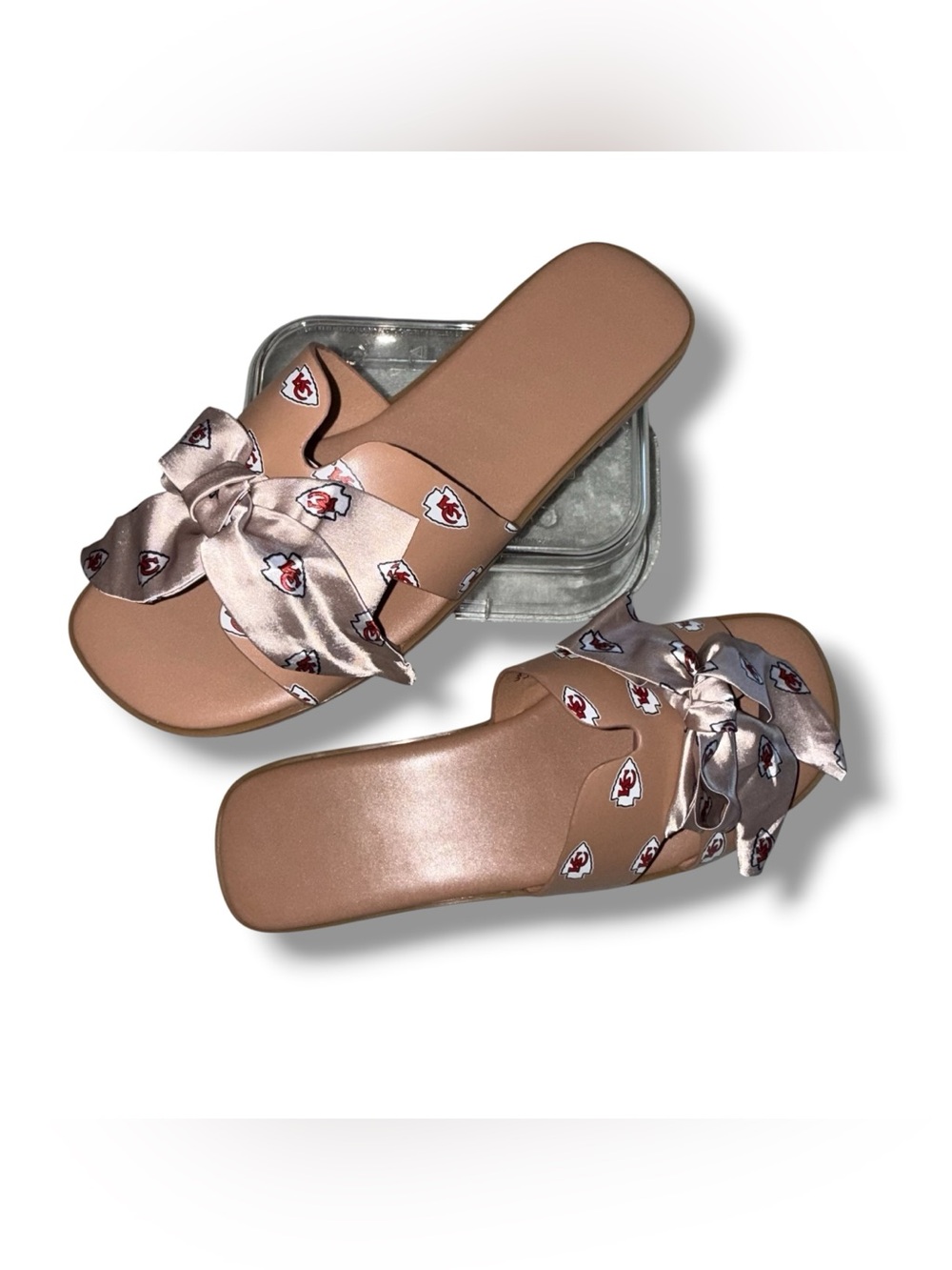 NWT Kansas City Chiefs Cuce Tan Bow Sandals - Women's 10 - Picture 7 of 11